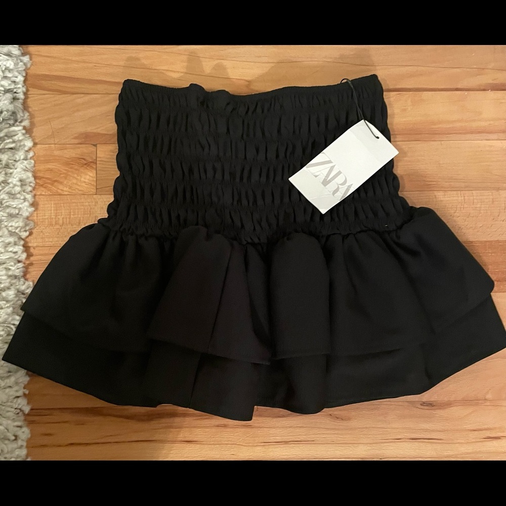 Cute flounce black mini skirt from Zara